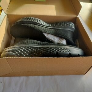 Zurin Women's Slip Proof Work Shoes Slip On Black Size 7 NIB